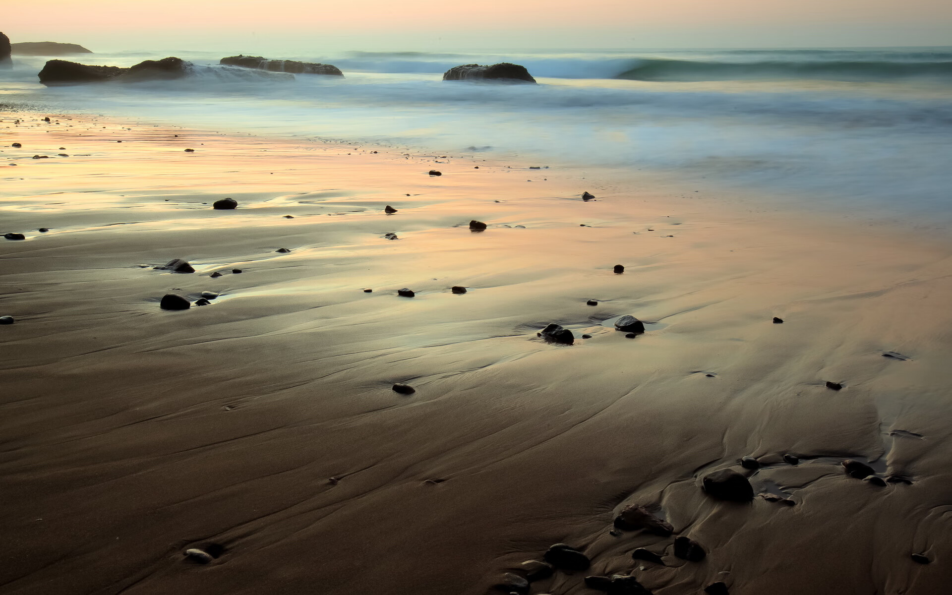 男子篮球强化脚步移动训练提高防守灵活性，篮球脚步移动技术