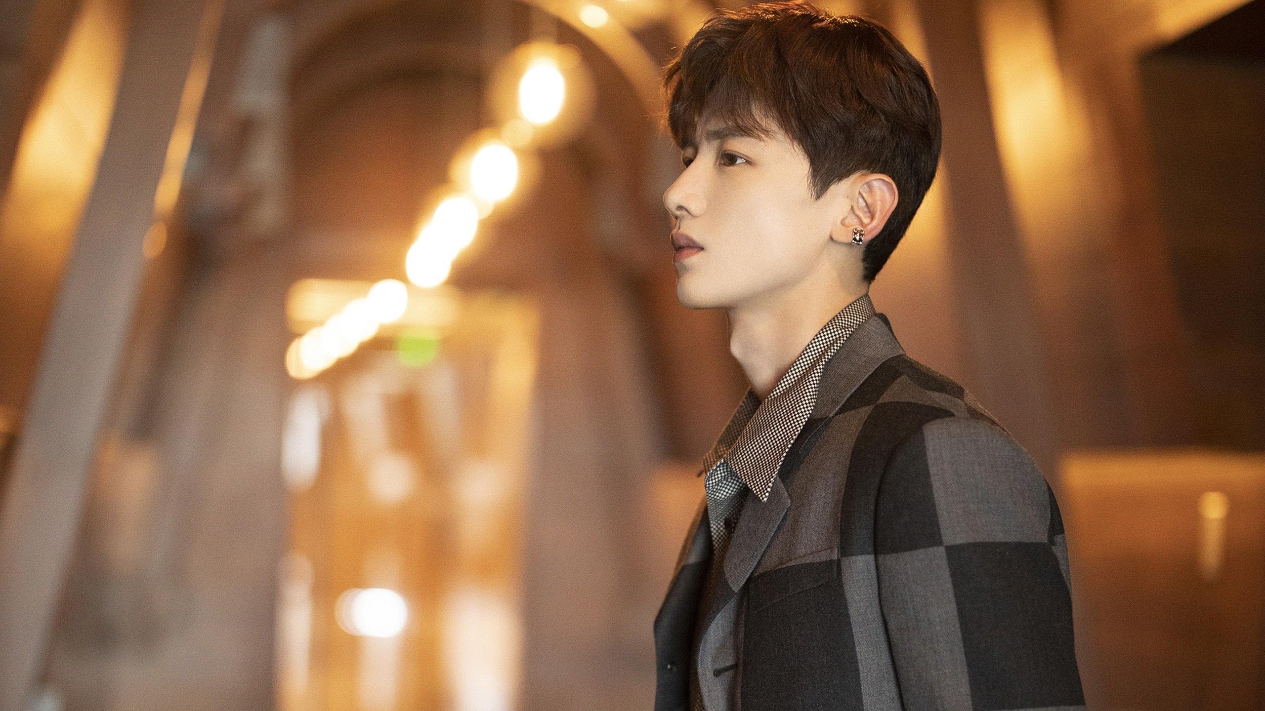 西甲明星奔跑：突破防线，精彩瞬间！，西甲足球明星