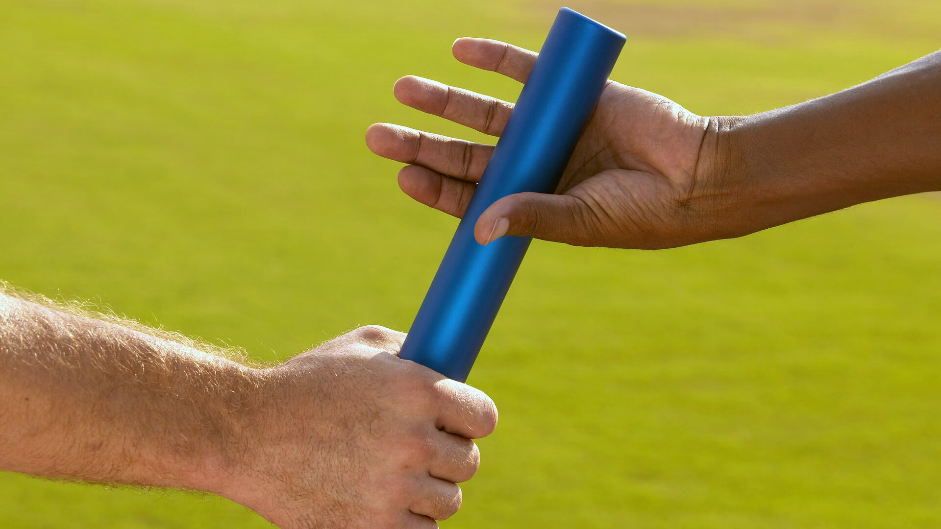 国内外媒体关注，中超带火全民足球热潮，中超专用足球