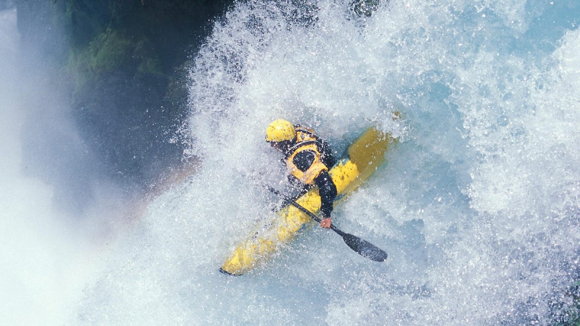 在男双决赛中，王楚钦与樊振东以4-0战胜韩国组合，助力中国队实现男双项目的三连冠。